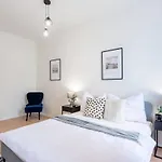 Urban 2Br Haven With Sofa Bed In Central Prague