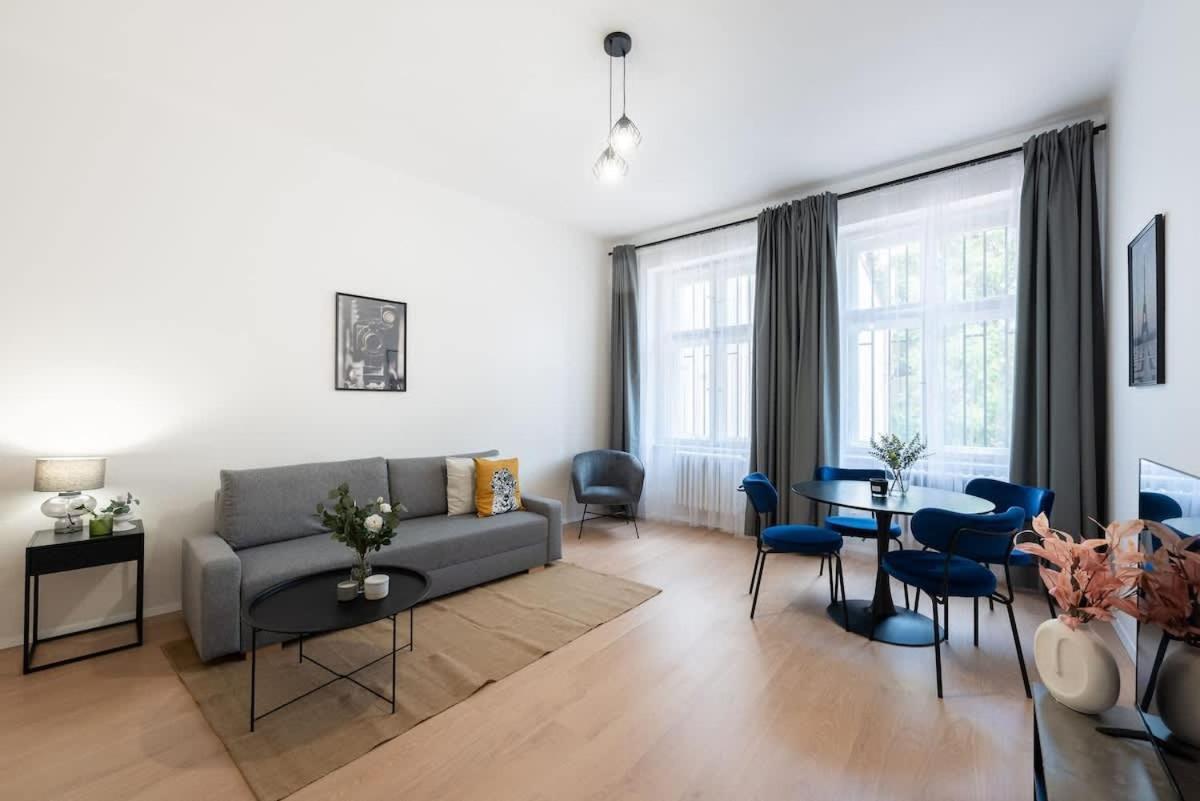 Urban 2br Haven With Sofa Bed In Prague