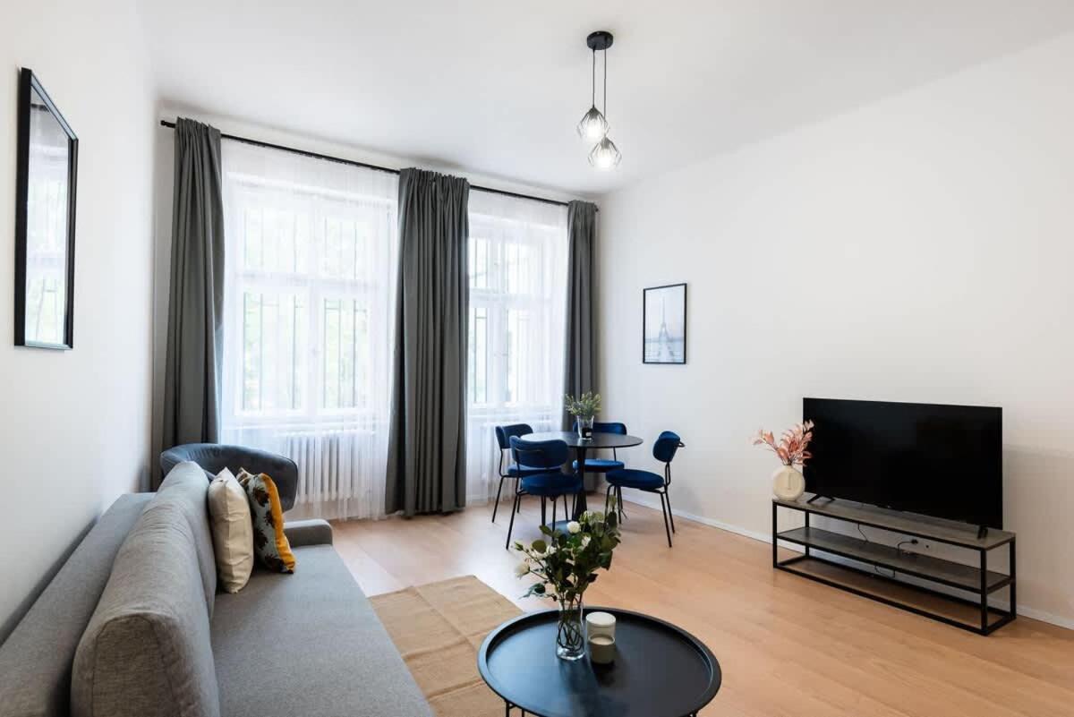 Urban 2br Haven With Sofa Bed In Apartment