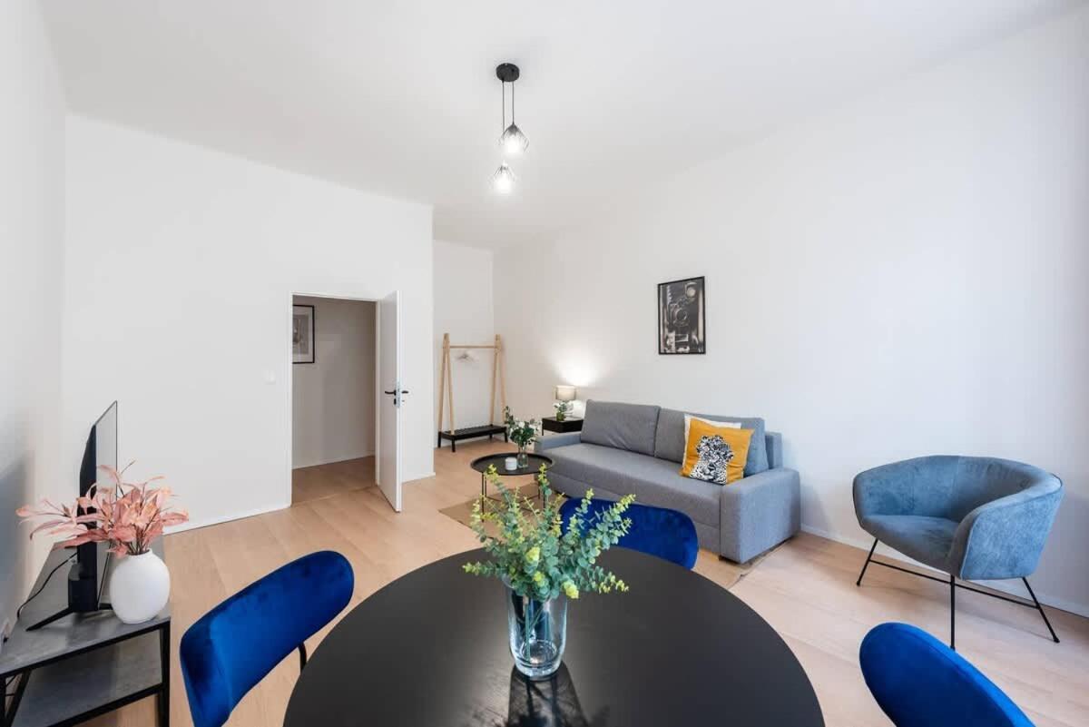 Urban 2br Haven With Sofa Bed In