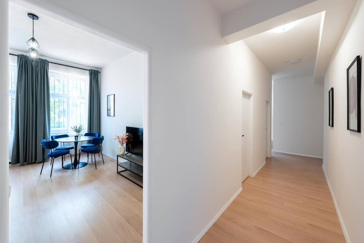 Urban 2br Haven With Sofa Bed In Apartment